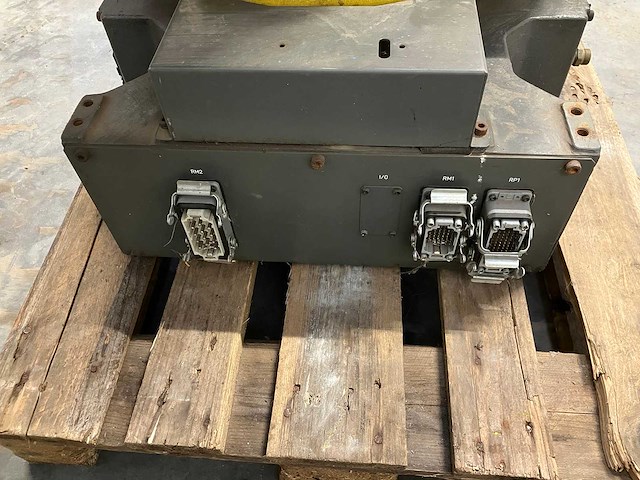 2000 - fanuc s-430i f welding robot - afbeelding 15 van  23