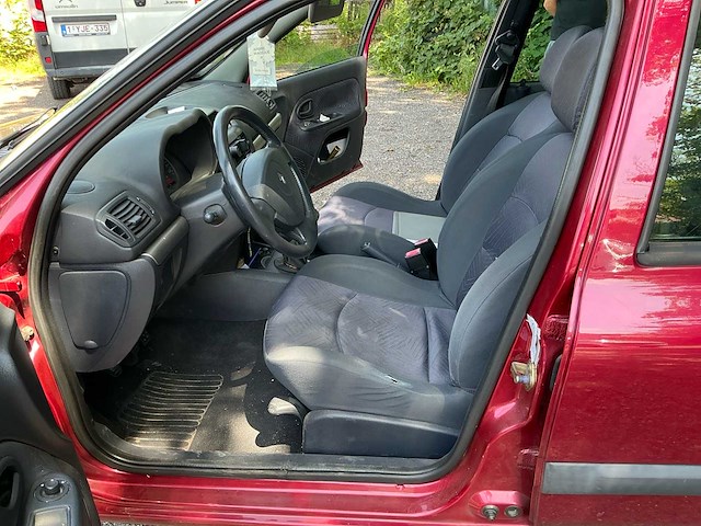 2001 renault clio b personenauto - afbeelding 17 van  21