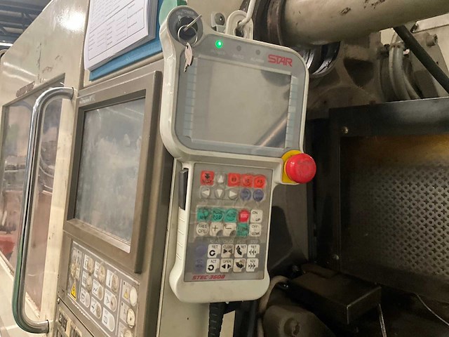 2001 toshiba spuitgietmachine met robotarm star - afbeelding 6 van  17