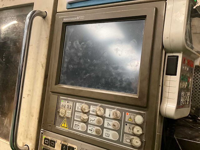 2001 toshiba spuitgietmachine met robotarm star - afbeelding 13 van  17