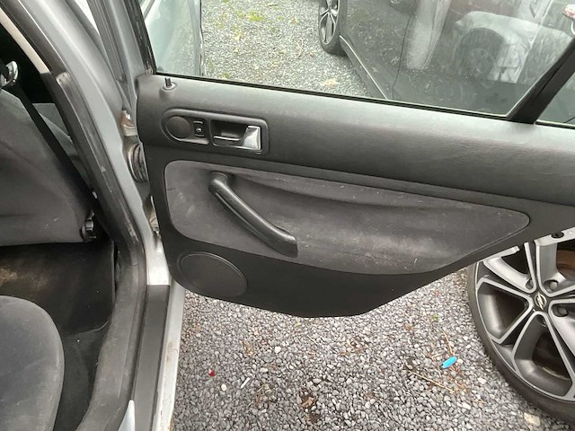 2001 volkswagen golf personenauto - afbeelding 3 van  3