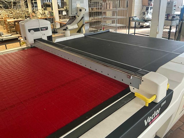 2002 lectra vector 2500 textiel snijmachine - afbeelding 8 van  10