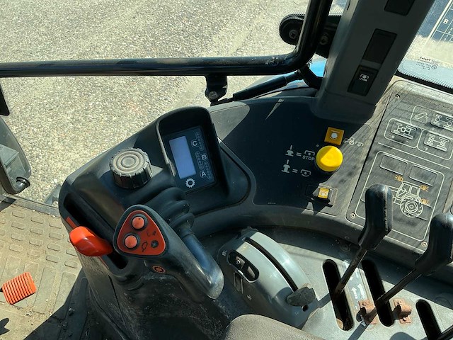 2002 new holland tm115 vierwielaangedreven landbouwtractor - afbeelding 15 van  31
