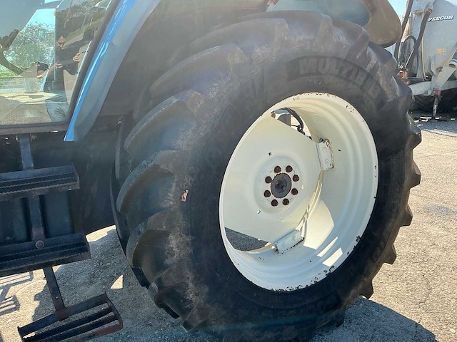 2002 new holland tm115 vierwielaangedreven landbouwtractor - afbeelding 18 van  31