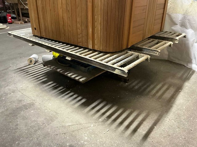 2003 bishamon e7 up ezu-15 pneumatische heftafel met elektrische draaikrans - afbeelding 1 van  8