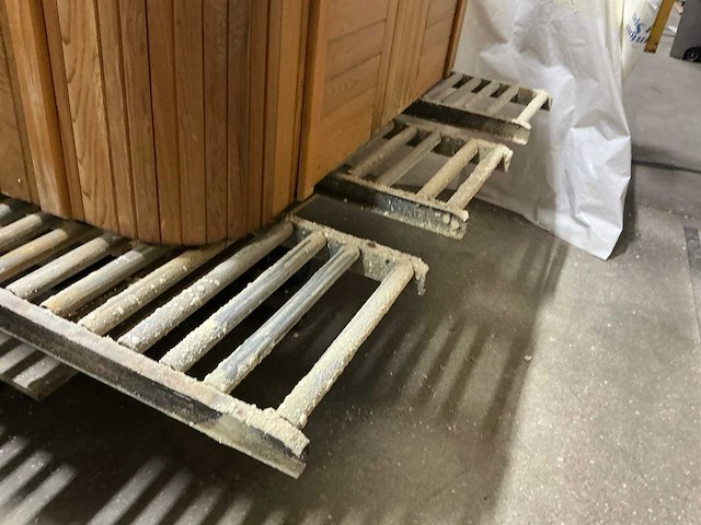 2003 bishamon e7 up ezu-15 pneumatische heftafel met elektrische draaikrans - afbeelding 4 van  8