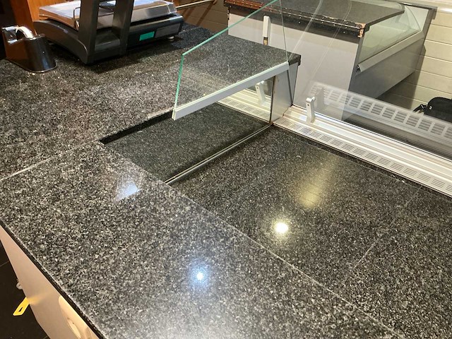 2003 koeltoonbank + broodrekken - afbeelding 4 van  18