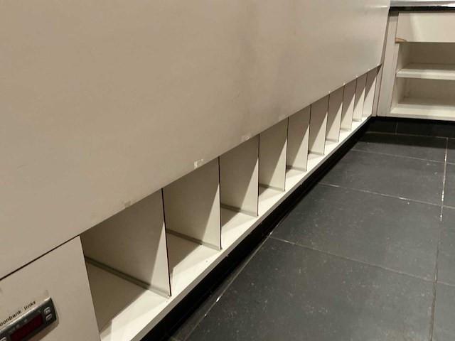 2003 koeltoonbank + broodrekken - afbeelding 6 van  18