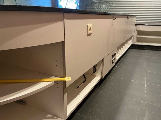 2003 koeltoonbank + broodrekken - afbeelding 16 van  18