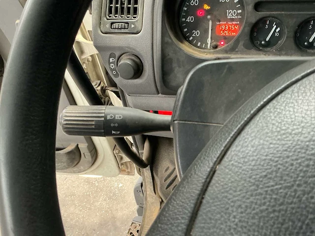 2004 daf lf45 vrachtwagen met transportrekken voor glas, ramen en deuren - afbeelding 3 van  32