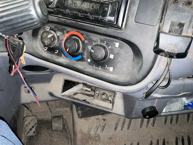 2004 daf lf45 vrachtwagen met transportrekken voor glas, ramen en deuren - afbeelding 5 van  32