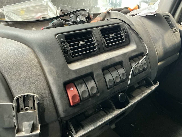 2004 daf lf45 vrachtwagen met transportrekken voor glas, ramen en deuren - afbeelding 6 van  32