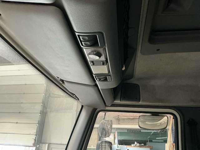 2004 daf lf45 vrachtwagen met transportrekken voor glas, ramen en deuren - afbeelding 7 van  32