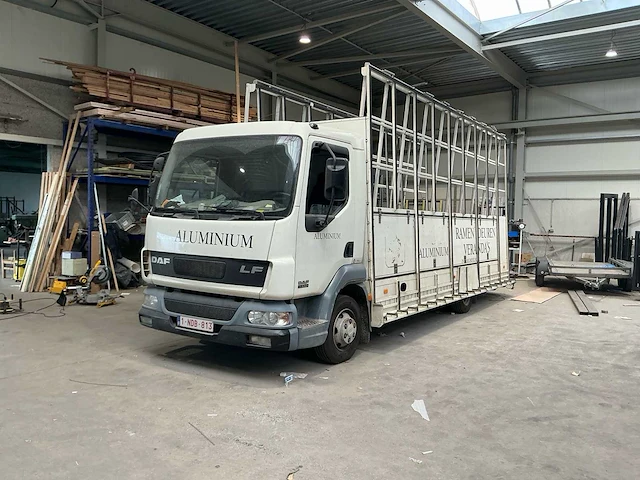 2004 daf lf45 vrachtwagen met transportrekken voor glas, ramen en deuren - afbeelding 1 van  32