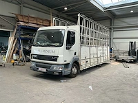2004 daf lf45 vrachtwagen met transportrekken voor glas, ramen en deuren