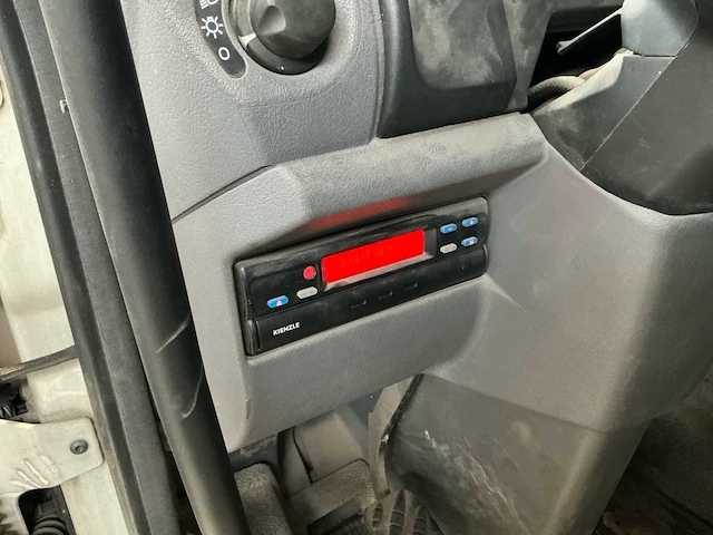 2004 daf lf45 vrachtwagen met transportrekken voor glas, ramen en deuren - afbeelding 13 van  32
