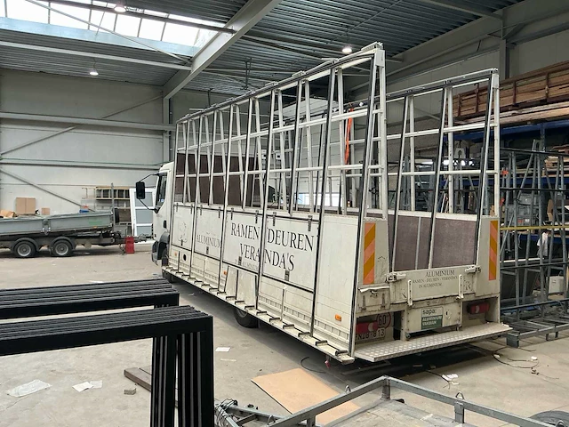 2004 daf lf45 vrachtwagen met transportrekken voor glas, ramen en deuren - afbeelding 23 van  32