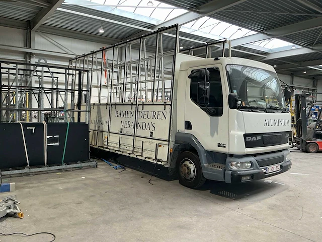 2004 daf lf45 vrachtwagen met transportrekken voor glas, ramen en deuren - afbeelding 27 van  32