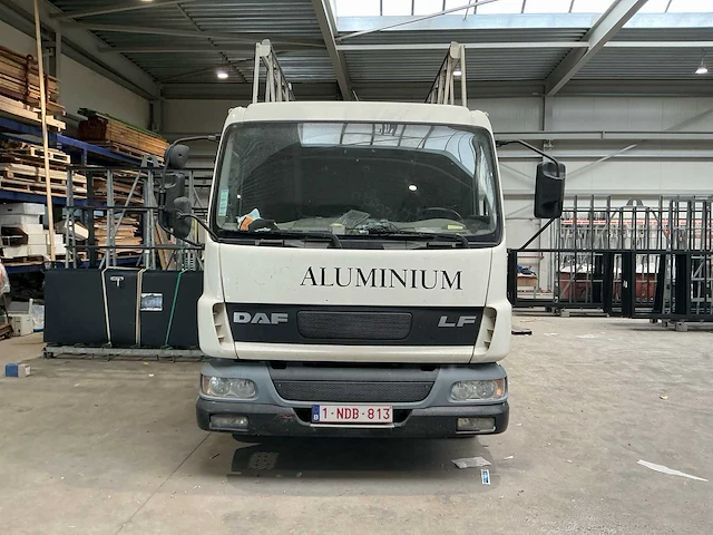 2004 daf lf45 vrachtwagen met transportrekken voor glas, ramen en deuren - afbeelding 28 van  32