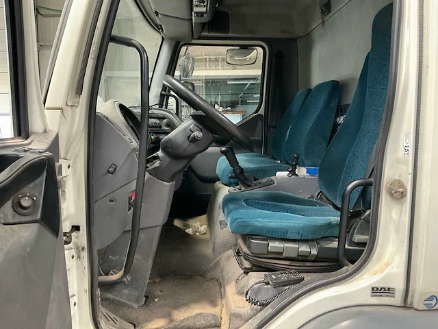 2004 daf lf45 vrachtwagen met transportrekken voor glas, ramen en deuren - afbeelding 30 van  32