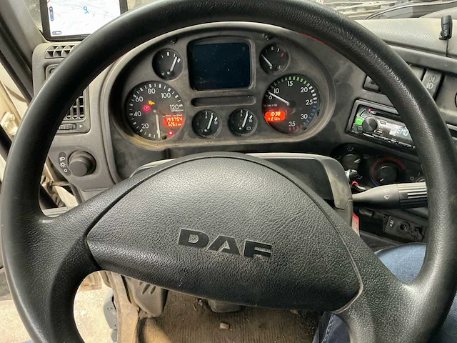 2004 daf lf45 vrachtwagen met transportrekken voor glas, ramen en deuren - afbeelding 32 van  32