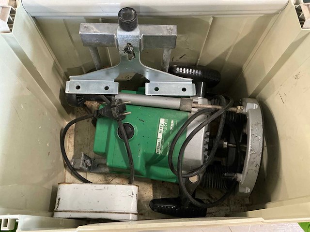 2004 makita m12 v bovenfrees - afbeelding 1 van  3