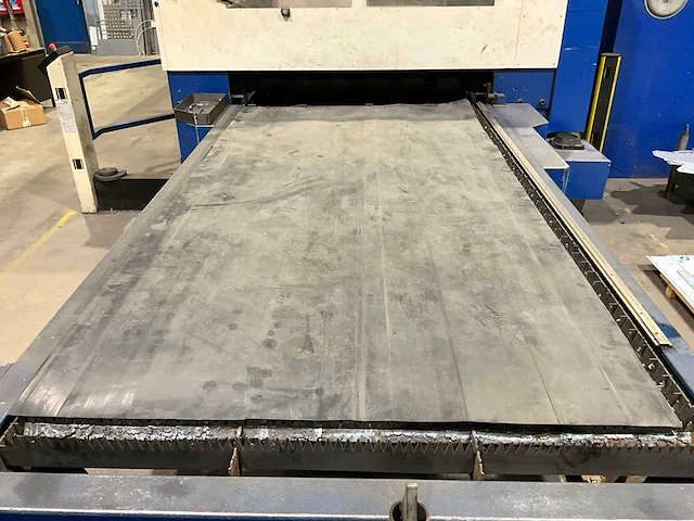 2004 trumatic l3030 lasersnijmachine - afbeelding 18 van  19