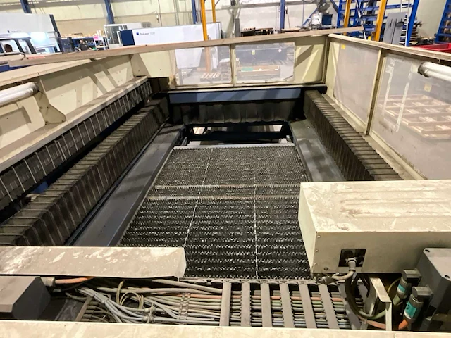 2004 trumatic l3030 lasersnijmachine - afbeelding 17 van  19