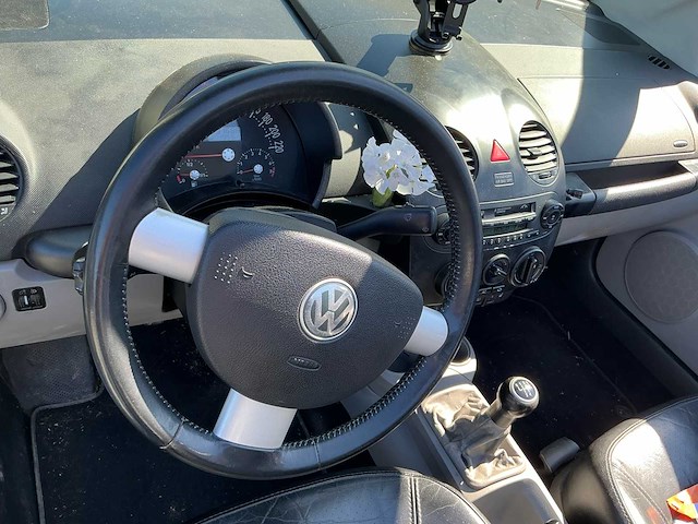 2004 volkswagen new beetle cabriolet cabriolet personenauto - afbeelding 17 van  27