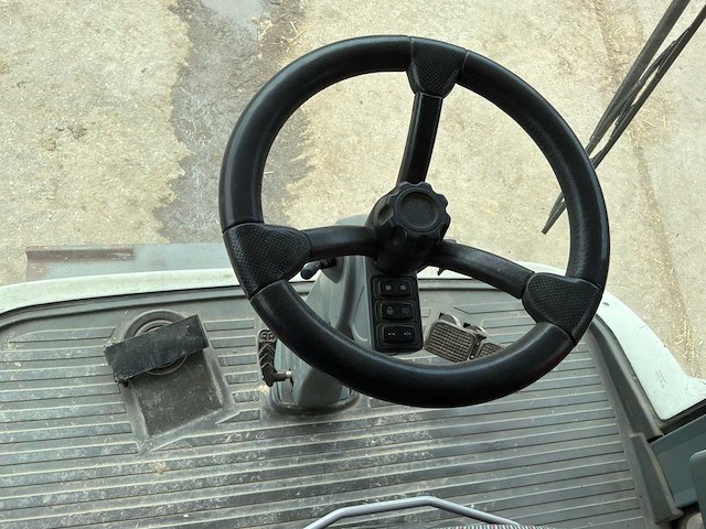 2005 massey ferguson centora 7282 maaidorser met 25 ft snijstaaf, trolley en raapzaadapparatuur - afbeelding 15 van  55