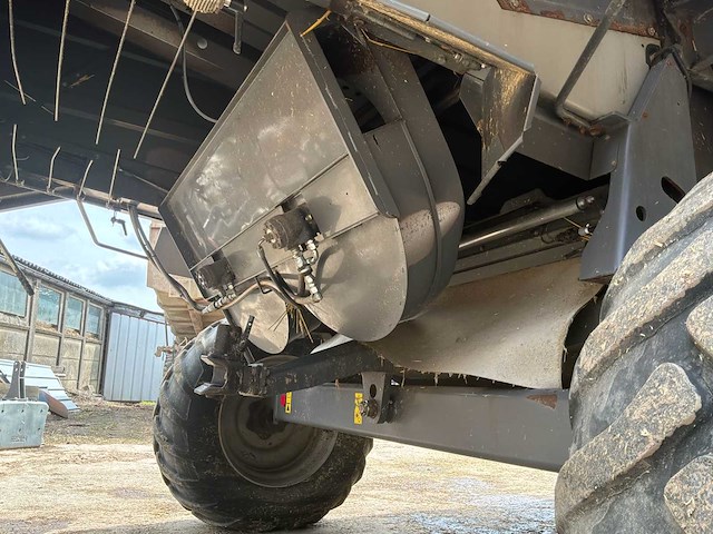 2005 massey ferguson centora 7282 maaidorser met 25 ft snijstaaf, trolley en raapzaadapparatuur - afbeelding 26 van  55