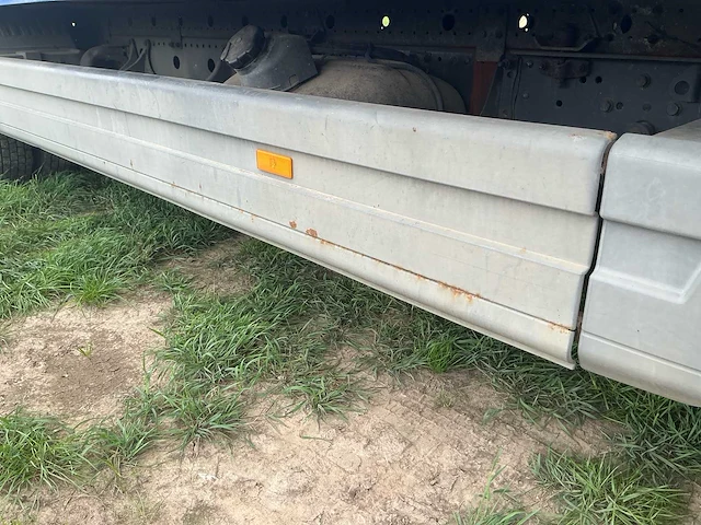 2005 mercedes 815 paardenvrachtwagen met laadklep - afbeelding 7 van  55
