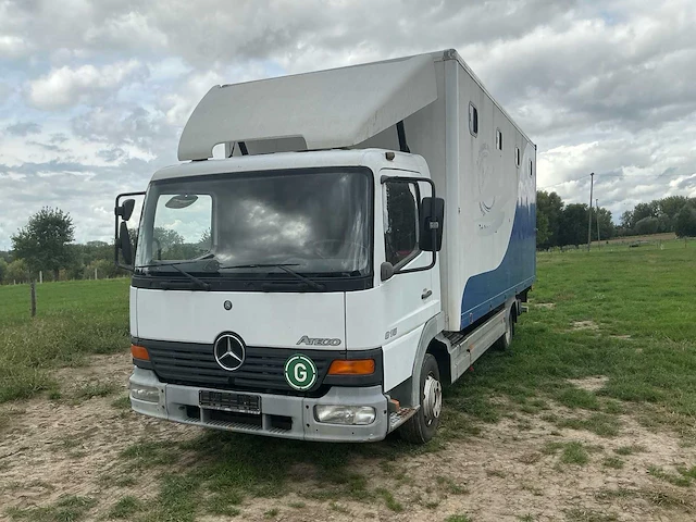 2005 mercedes 815 paardenvrachtwagen met laadklep - afbeelding 1 van  55
