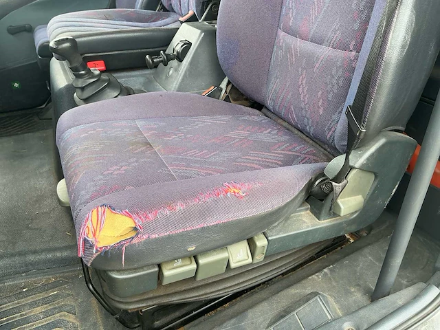 2005 mercedes 815 paardenvrachtwagen met laadklep - afbeelding 16 van  55