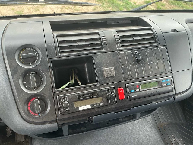 2005 mercedes 815 paardenvrachtwagen met laadklep - afbeelding 18 van  55