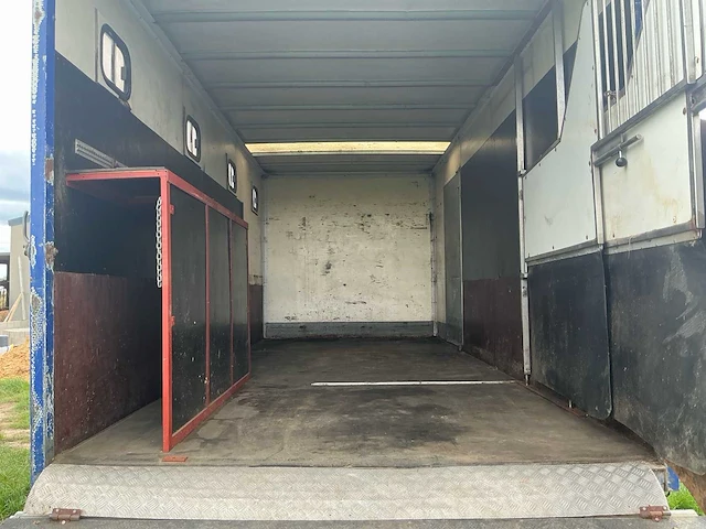 2005 mercedes 815 paardenvrachtwagen met laadklep - afbeelding 32 van  55