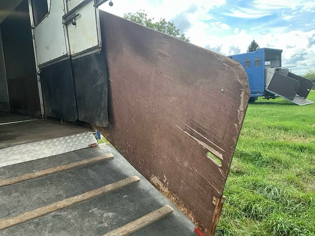 2005 mercedes 815 paardenvrachtwagen met laadklep - afbeelding 35 van  55