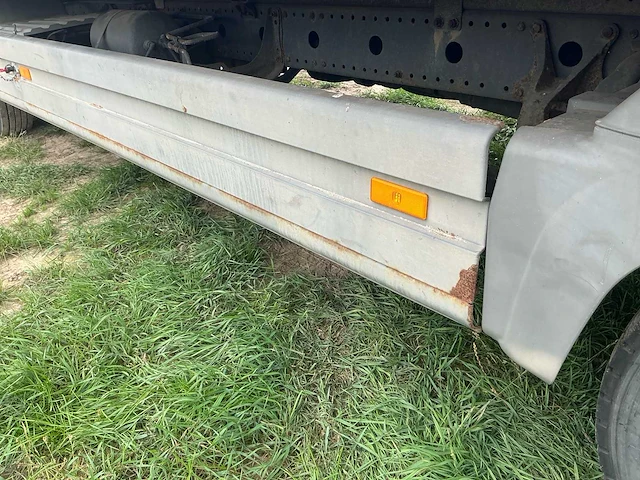 2005 mercedes 815 paardenvrachtwagen met laadklep - afbeelding 8 van  55