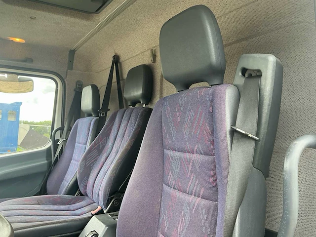 2005 mercedes 815 paardenvrachtwagen met laadklep - afbeelding 15 van  55