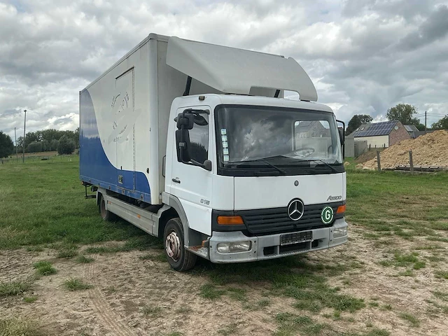 2005 mercedes 815 paardenvrachtwagen met laadklep - afbeelding 12 van  55