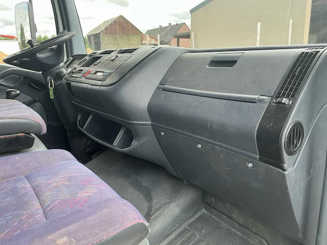 2005 mercedes 815 paardenvrachtwagen met laadklep - afbeelding 27 van  55