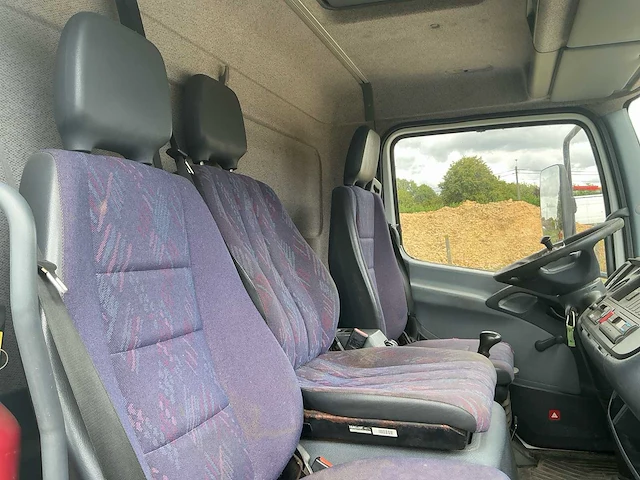2005 mercedes 815 paardenvrachtwagen met laadklep - afbeelding 28 van  55