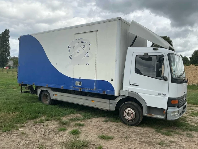 2005 mercedes 815 paardenvrachtwagen met laadklep - afbeelding 53 van  55
