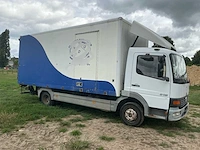 2005 mercedes 815 paardenvrachtwagen met laadklep - afbeelding 53 van  55