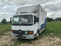 2005 mercedes 815 paardenvrachtwagen met laadklep