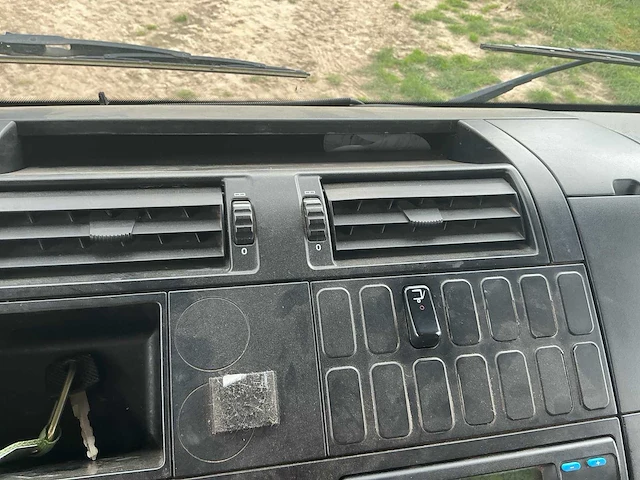 2005 mercedes 815 paardenvrachtwagen met laadklep - afbeelding 19 van  55