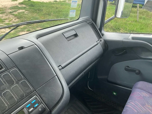 2005 mercedes 815 paardenvrachtwagen met laadklep - afbeelding 20 van  55