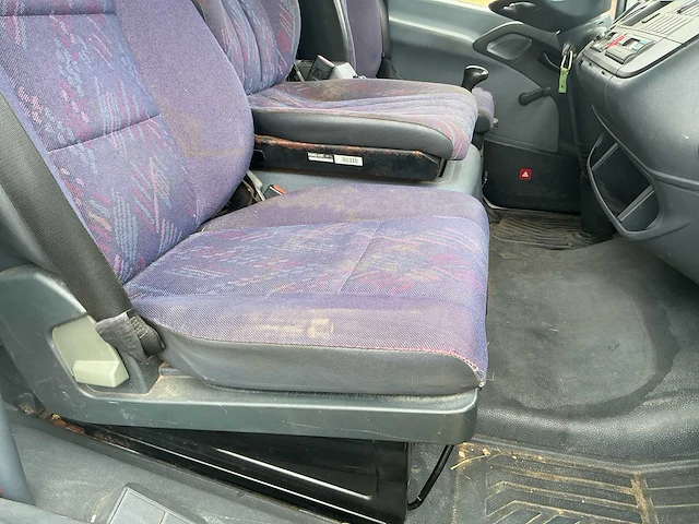 2005 mercedes 815 paardenvrachtwagen met laadklep - afbeelding 29 van  55