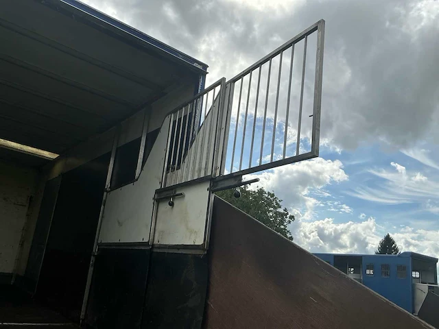 2005 mercedes 815 paardenvrachtwagen met laadklep - afbeelding 33 van  55