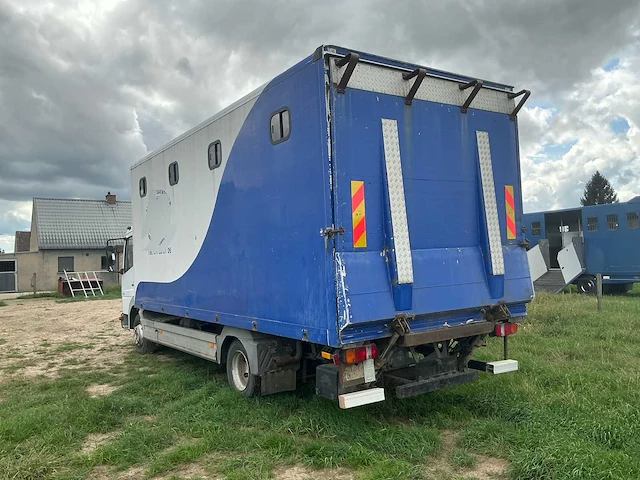 2005 mercedes 815 paardenvrachtwagen met laadklep - afbeelding 23 van  55
